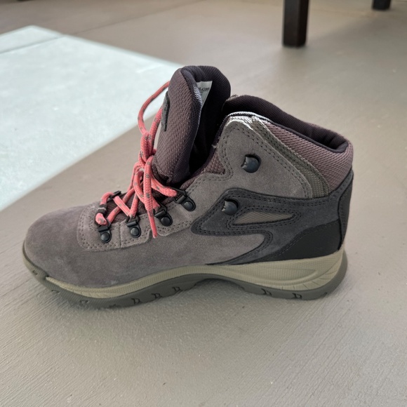Columbia women’s Newton Ridge Plus Waterproof Amped Hiking Boot - Picture 3 of 4